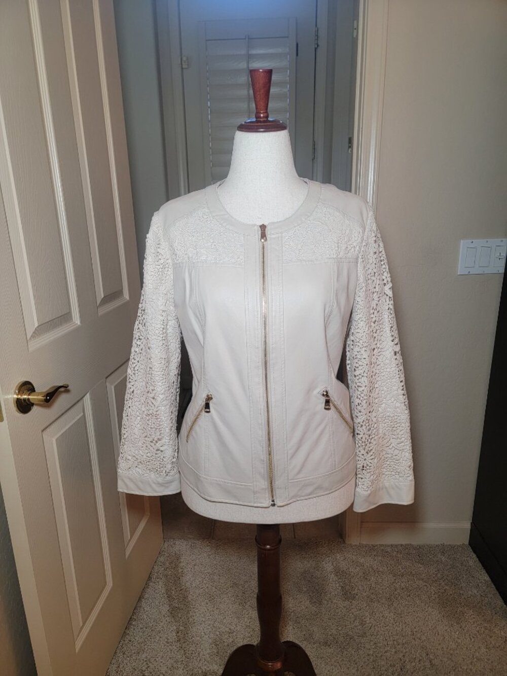 EUC! CHICO'S SIZE 1 (8-10 M) IVORY/BEIGE  FAUX LEATHER LACE JACKET RETAIL $159